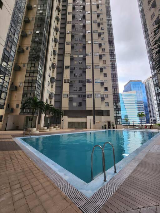 Enjoy Bgc Sunset And Golf Course View 2 Bedroom Loft With 100Mbps Internet Connection Manila Exteriér fotografie
